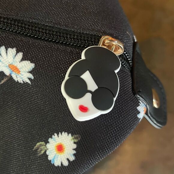 Alice + Olivia Daisy Print Bucket Hat & Duffel Bag Set - Picture 4 of 6